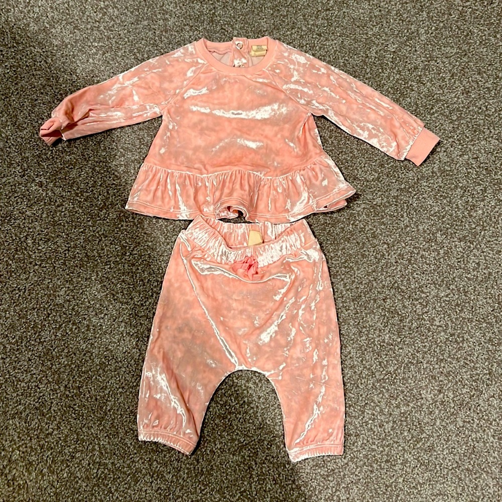 NWOT pink crushed velvet track suit for babies. 6 month. Tucker and Tate.